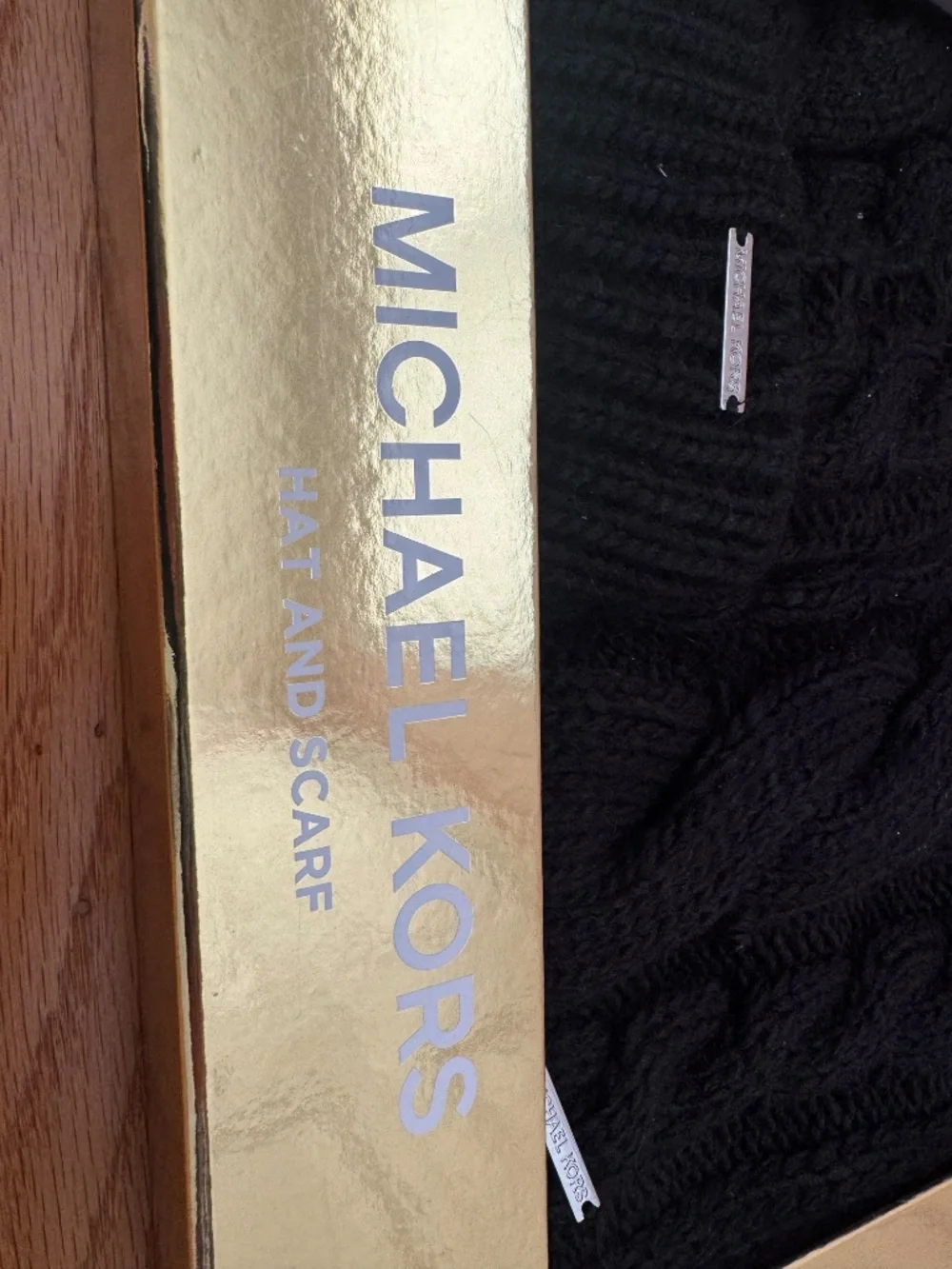 Michael Kors NEW Cable Knit Hat and Scarf Gift Set in Box - Black